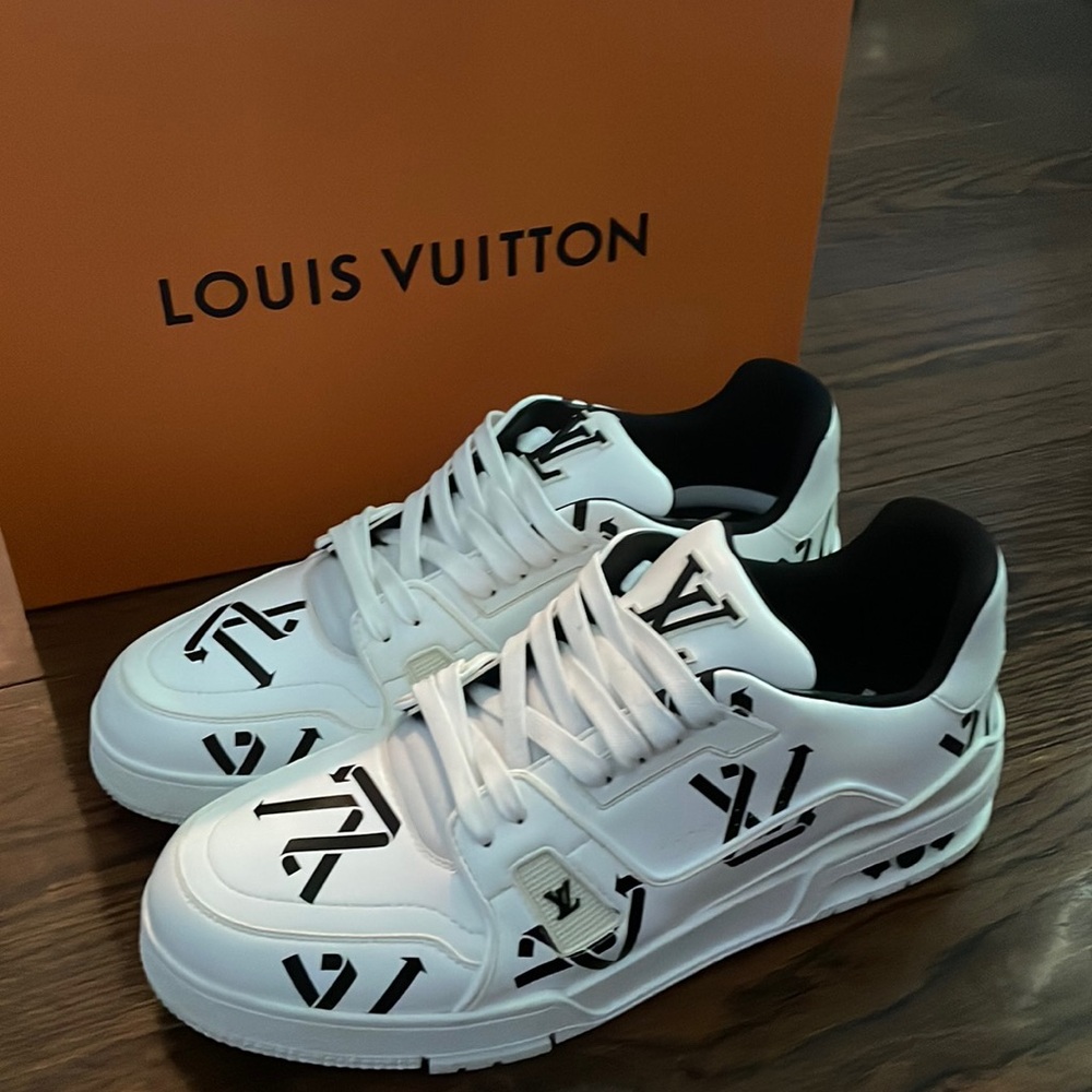 Louis Vuitton Sneakers Black and White Size 11 never worn with box